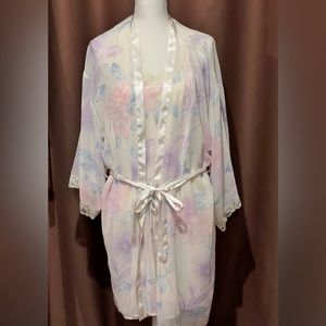 Valerie Stevens Robe and Matching Gown white Floral